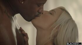 Kylie Page suce la grosse bite de son amant black