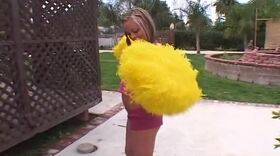 Pom-pom girl baisée comme une cochonne